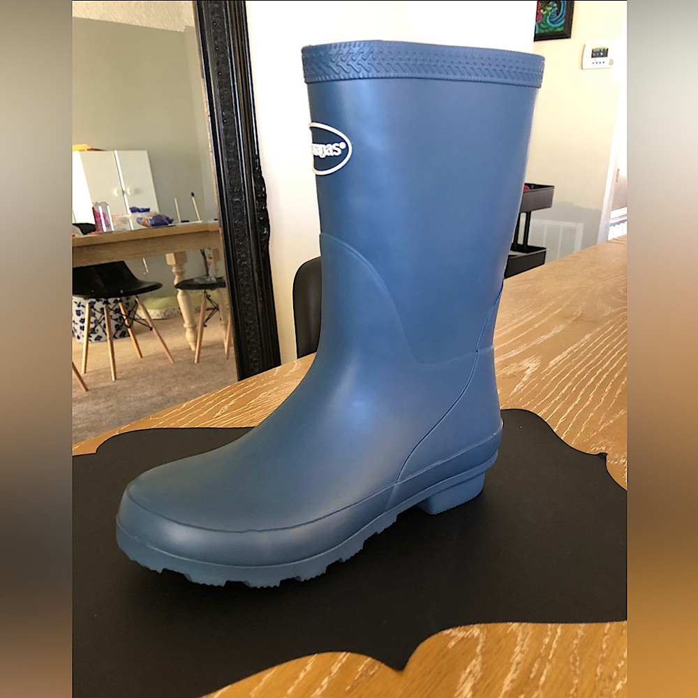 Havaianas blue rain boot, size 5.